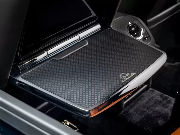 游戏爱好者狂喜 劳斯莱斯发布Black Badge古思特高定版：怀旧像素风