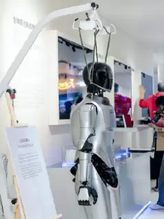 长安汽车:预计明年一季度发布首款车载组件机器人,人形机器人名叫“小安”