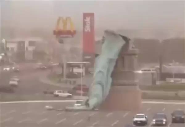 巴西复制版自由女神像被狂风吹倒 险些砸中一辆车