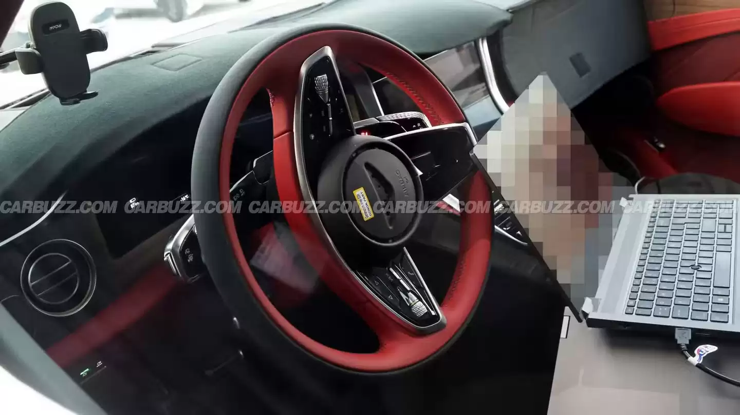 宾利首款纯电 SUV 冬测图泄露，内饰首次曝光