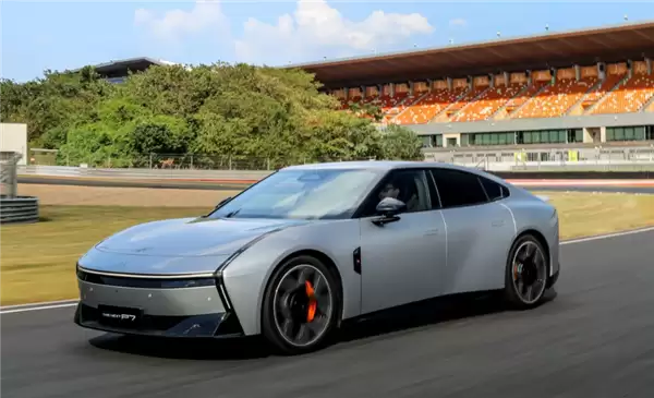 小鹏实测VLA辅助驾驶可过酒驾路卡：自动识别交警手势 停车等吹气