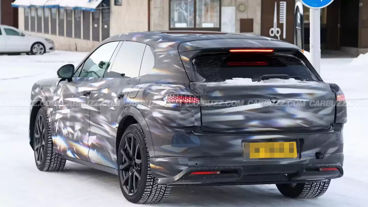 宾利首款纯电 SUV 冬测图泄露，内饰首次曝光