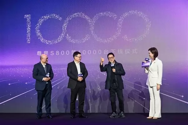 尊界S800万辆下线：余承东见证李连杰提车，创中国豪华车交付纪录