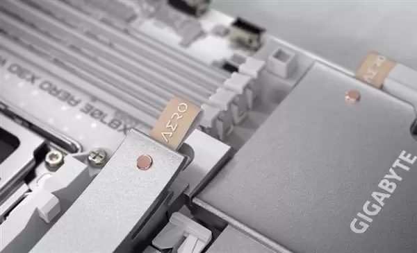 主板上木头、皮革：技嘉X870E AERO X3D WOOD开售！定价3999元