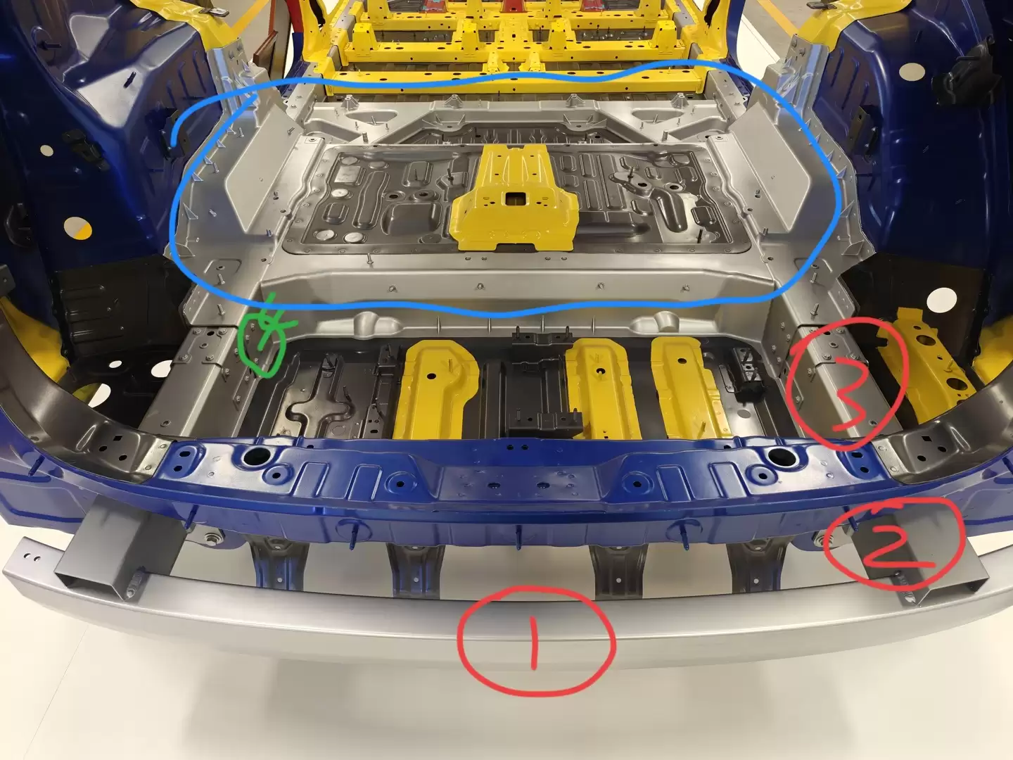 理想汽车科普“一体式压铸”维修性问题：完全不存在“轻轻一碰、马上换车”的说法