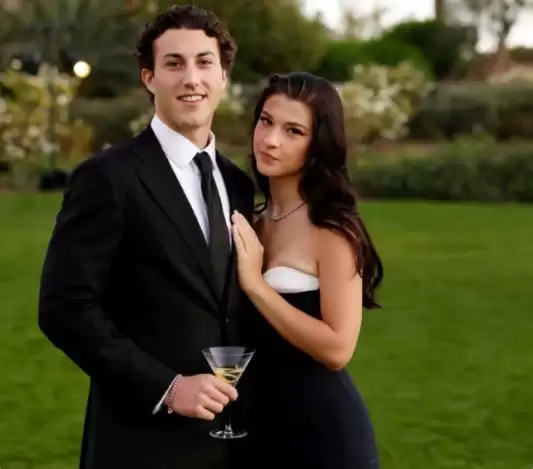 比尔盖茨小女儿公开恋情:男友撞脸扎克伯格