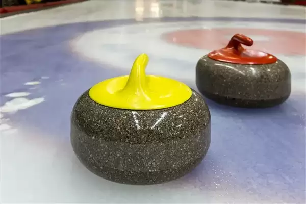 大爷在冰面上用水桶模仿冰壶运动 网友：冰是真的冰 桶也是真的桶