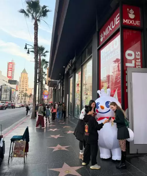 蜜雪冰城登陆美国好莱坞!定价2.5美元 首店日销800杯