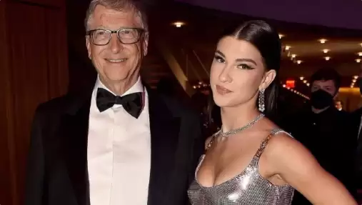 比尔盖茨小女儿公开恋情:男友撞脸扎克伯格