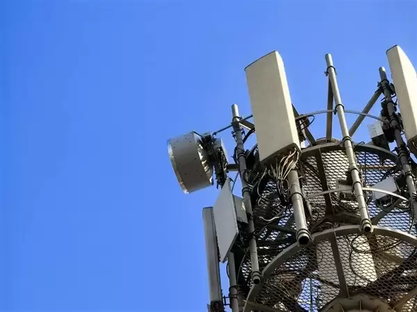 微波媲美光纤！华为25Gbps+E-band技术首启5.5G规模化应用