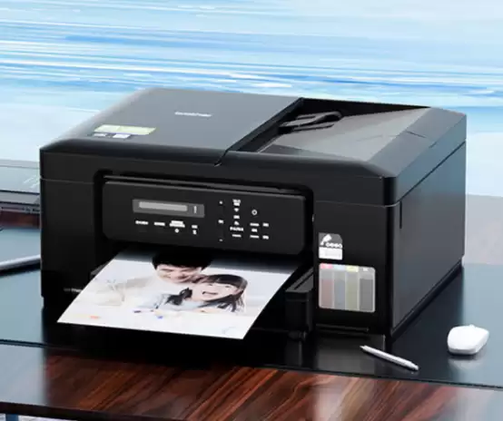 桌子上的电脑主站AI 生成的内容可能不正确。