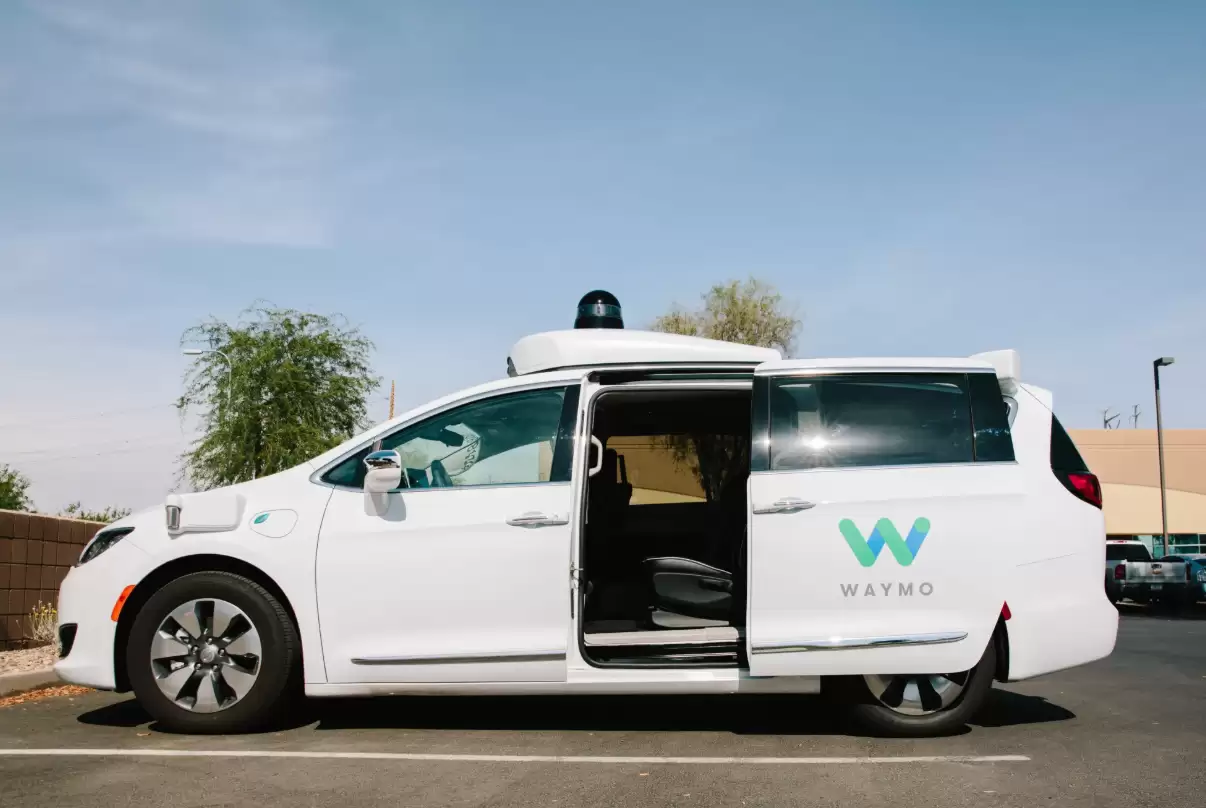 马斯克瞧不上的对手 Waymo拟融资逾150亿美元估值近千亿