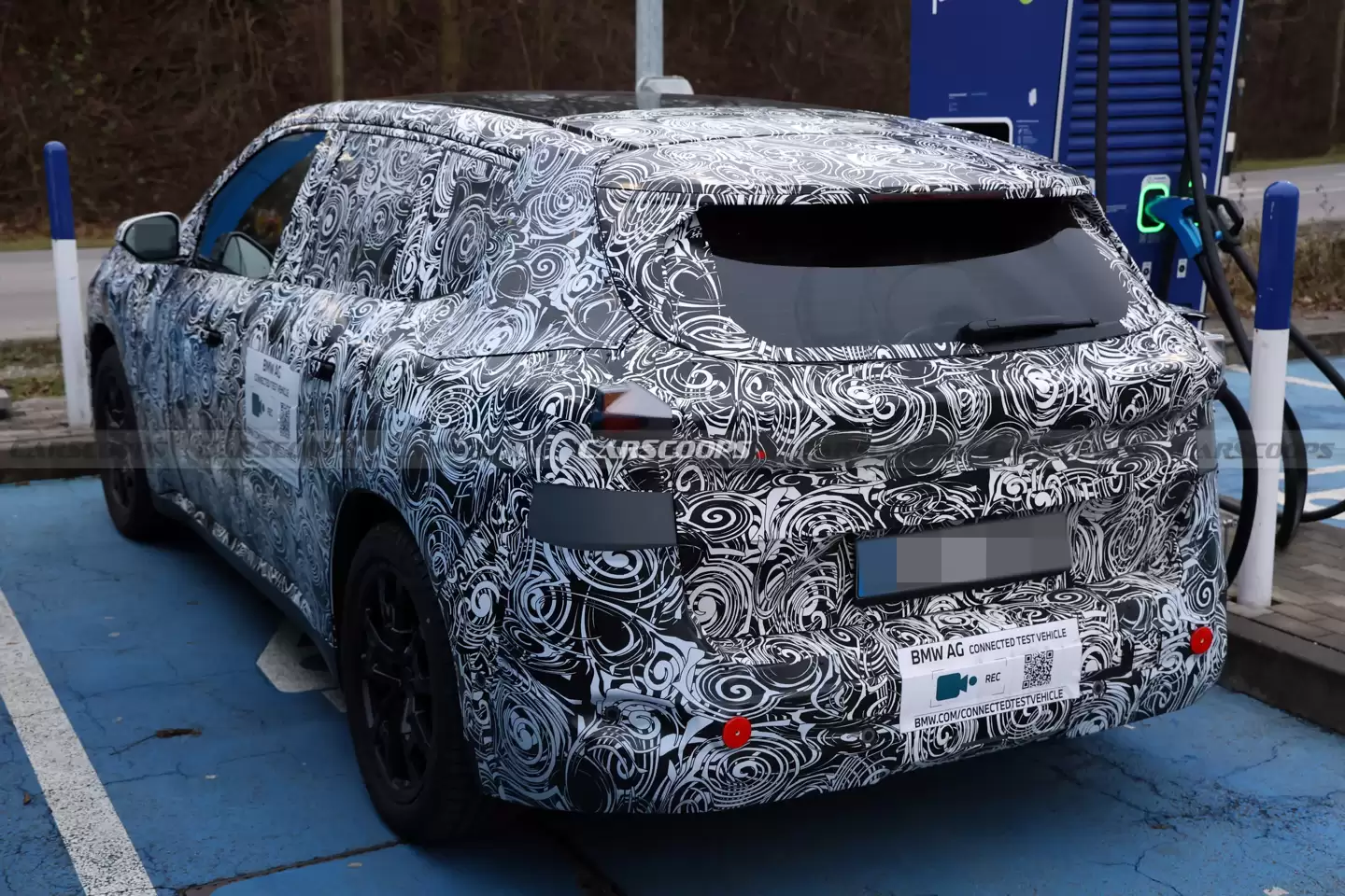 宝马新一代 iX1 谍照曝光：全新设计语言，五边形中控屏上车