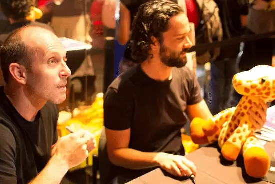 斯特拉利新作拒用AI：坚持手工创作，质疑生成式技术