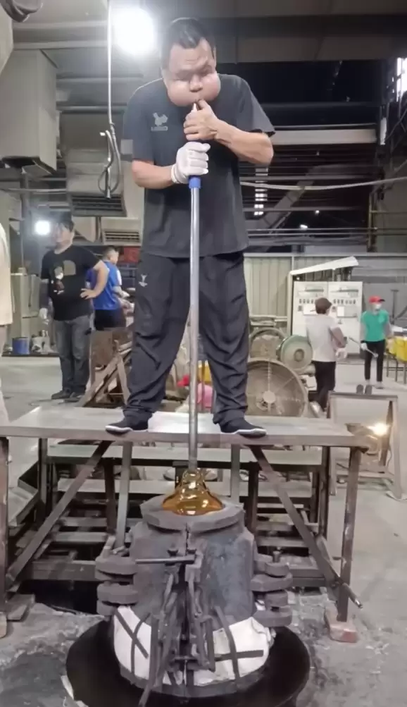 男子工厂吹玻璃30年肌肉拉伤严重：腮帮肿大成“青蛙王子”