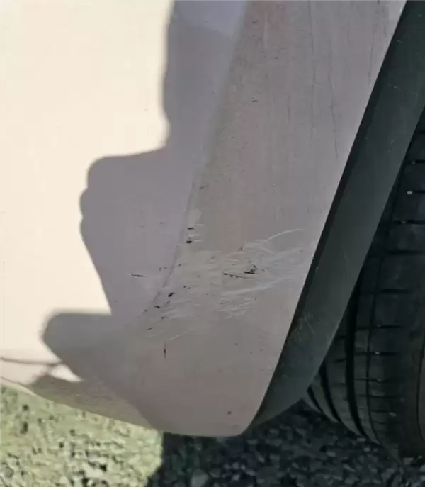 租车行黑幕套路遭曝光！半夜有人偷偷划车 还车时被车行索赔