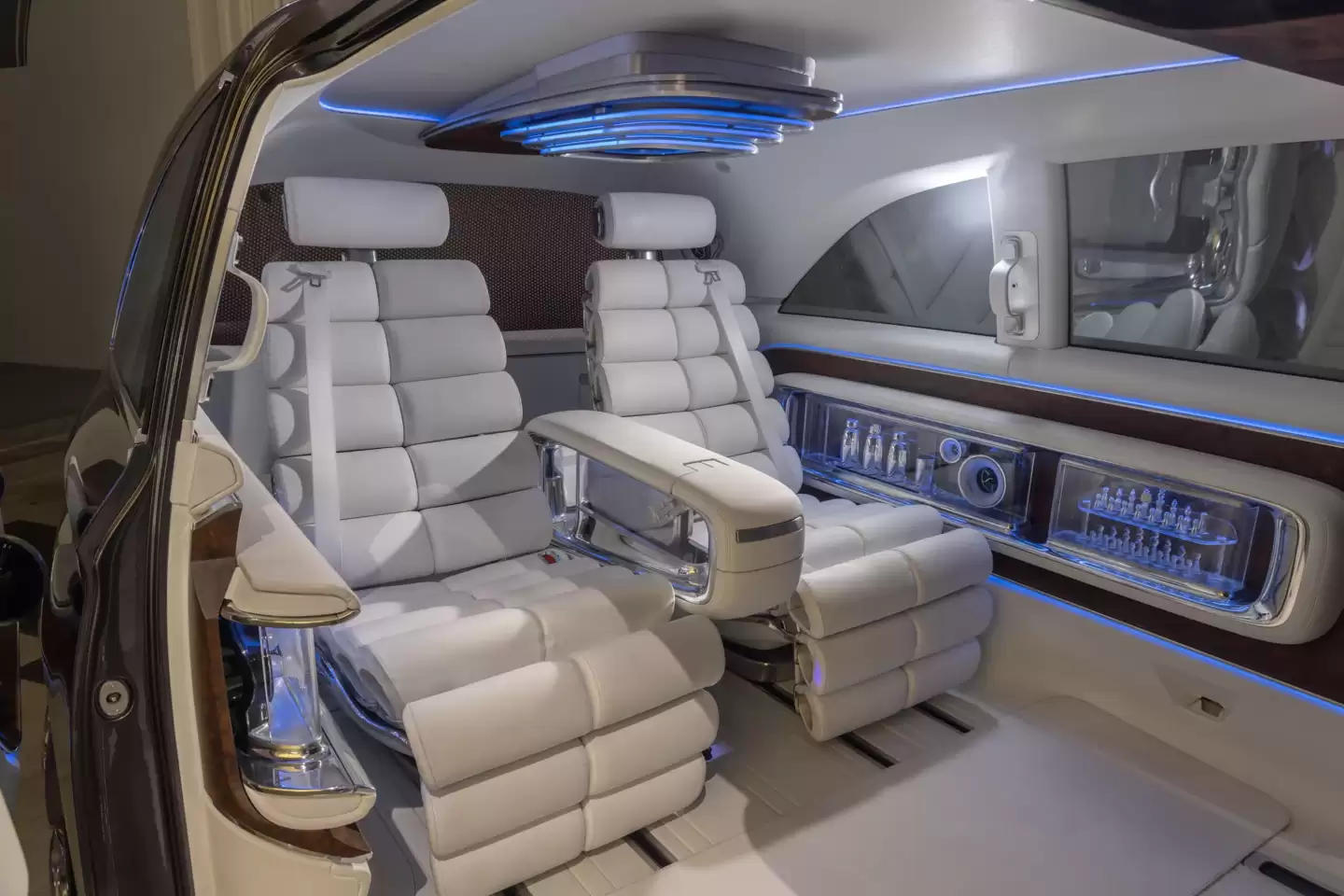 “全球首款豪华城市SUV”：奔驰 VLE 续航超 500 公里，明年 3 月首秀