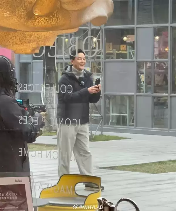 吴彦祖手持小米17+ Ultra现身！