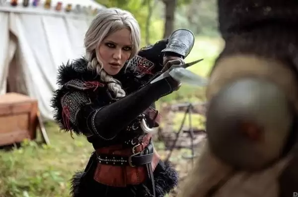 俄coser神还原巫师4希里引爆网络