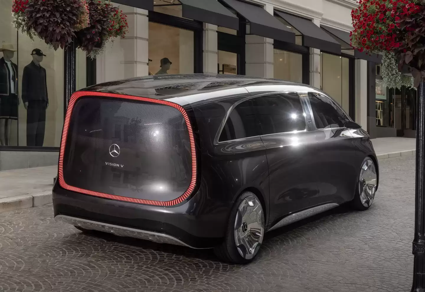 “全球首款豪华城市SUV”：奔驰 VLE 续航超 500 公里，明年 3 月首秀