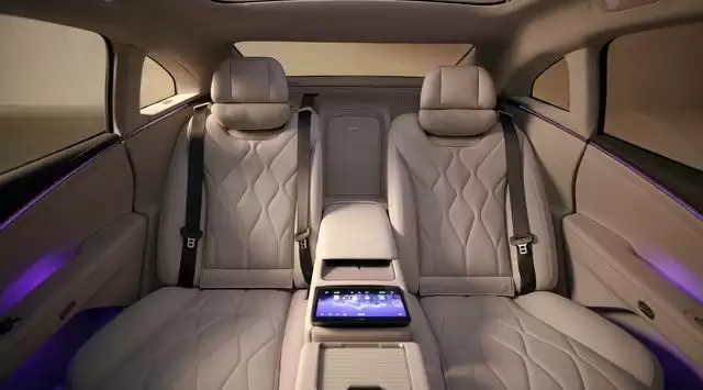 广汽昊铂A800内饰细节公布，配全球最长6536mm双环抱氛围灯