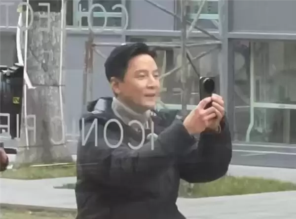 吴彦祖手持小米17+ Ultra现身！