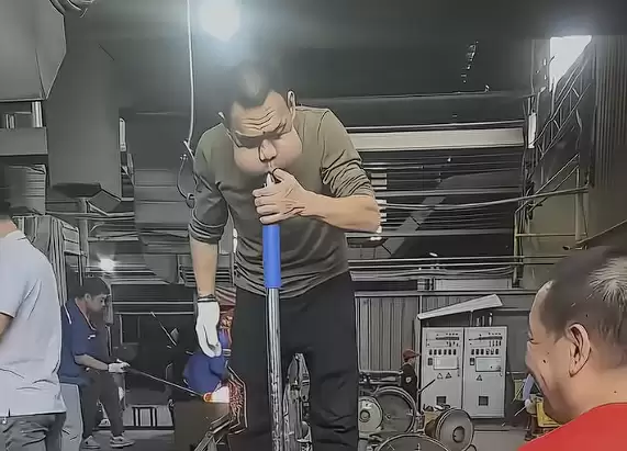 男子工厂吹玻璃30年肌肉拉伤严重：腮帮肿大成“青蛙王子”