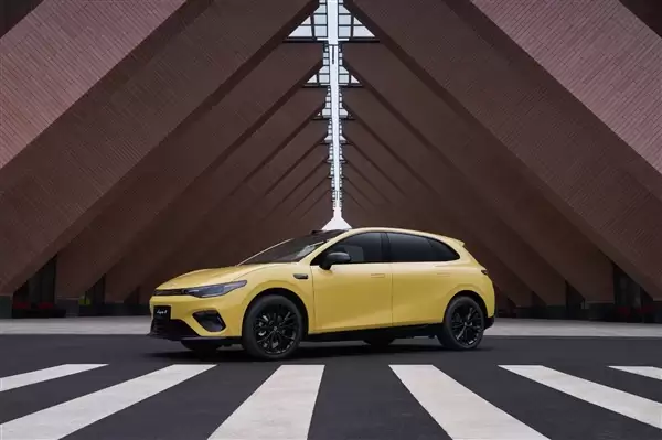 9.28万买年轻人第一辆纯电钢炮!零跑Lafa5今日开启全国交付