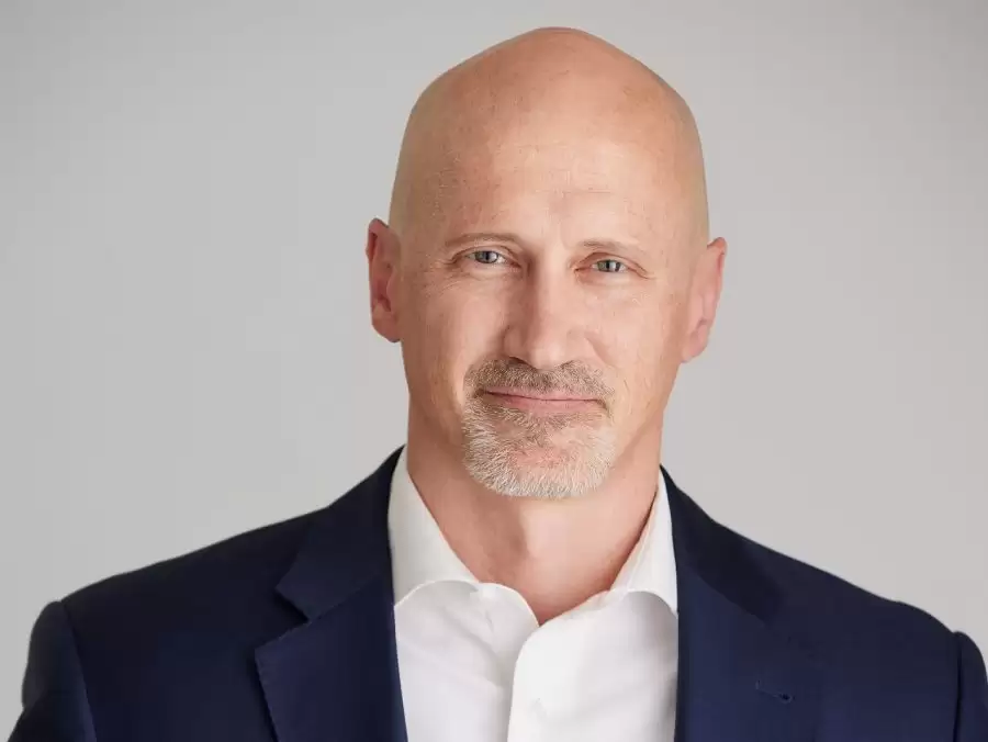 前特斯拉 Autopilot 主管斯特林·安德森有望接任 GM CEO,通用技术转型成关键考验