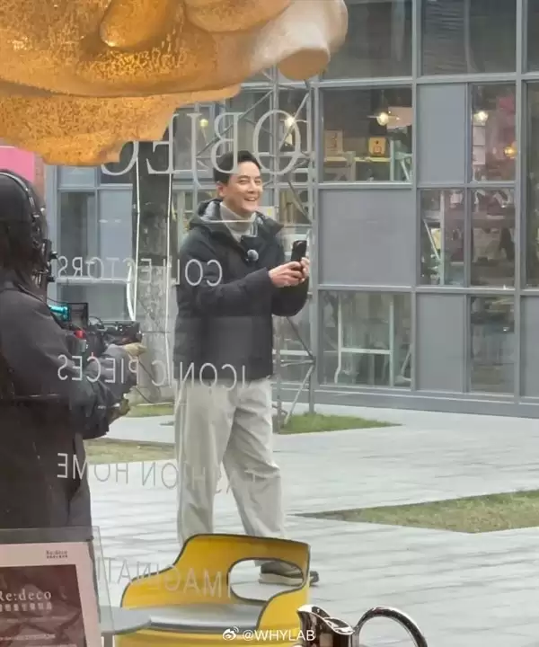 小米14 Ultra官宣下周发布，吴彦祖手持真机曝光引热议