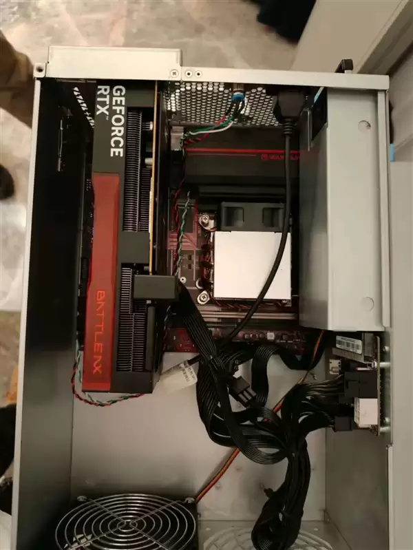 铭瑄B860 ITX主板唯一配四条DDR5插槽！但我买不起内存了