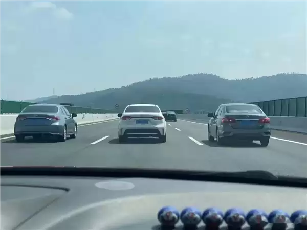 博主曝深圳治理龟速车：主干道低于限速罚款500元