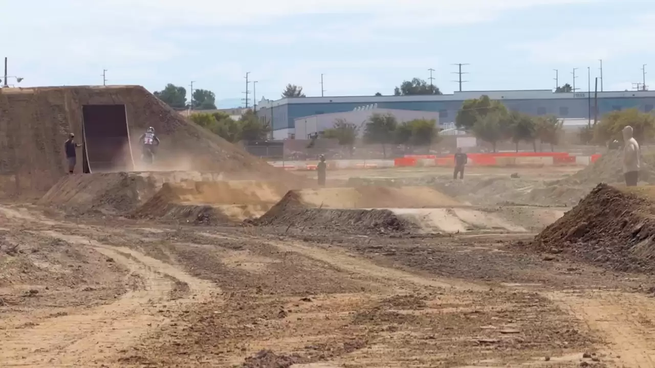 40+ 台苹果 iPhone 17 Pro Max 全程 4K 记录，围观红牛车手水上飞车