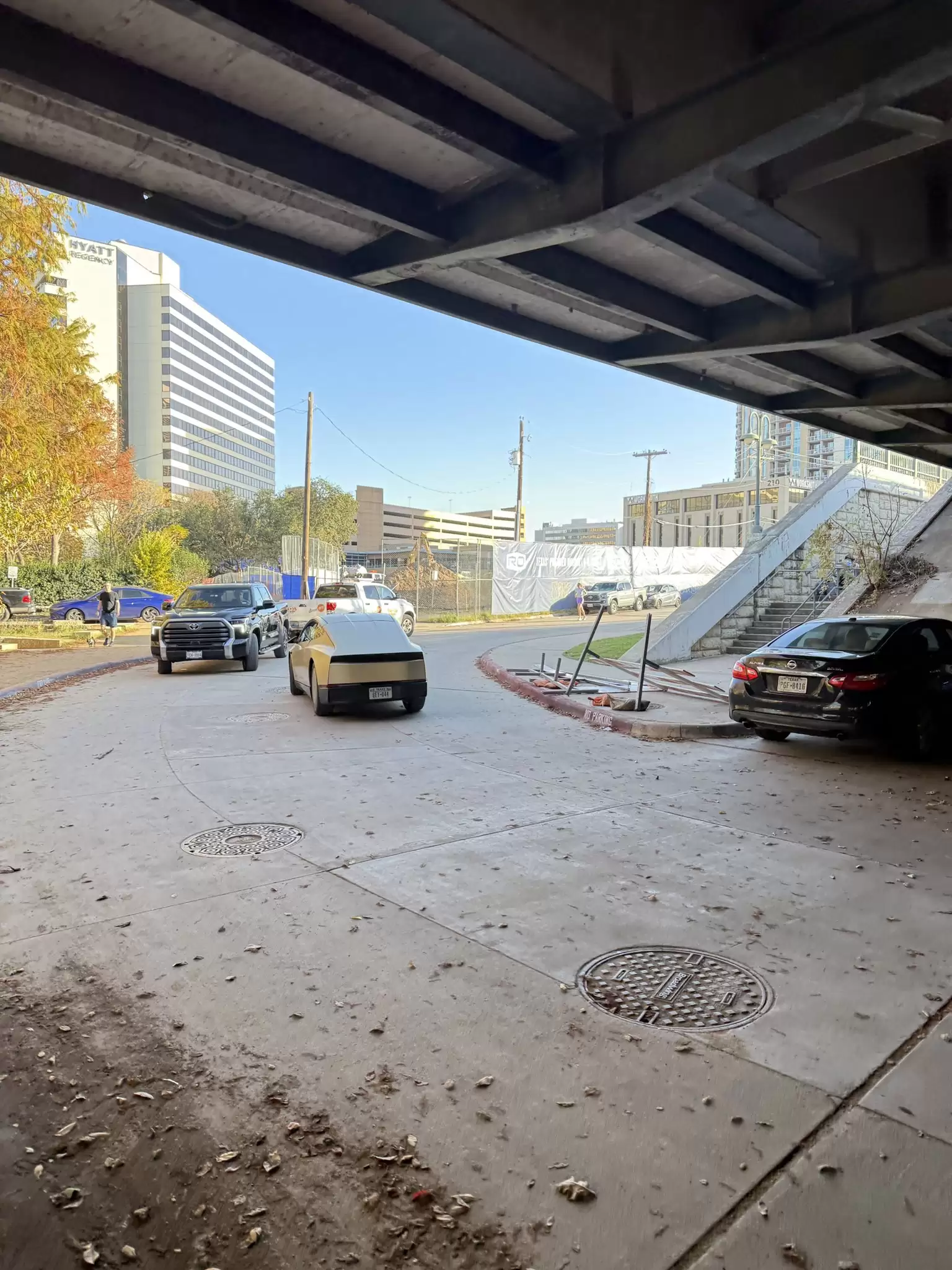 历史性一刻：特斯拉无方向盘 Cybercab 自动驾驶出租车上路首次被拍