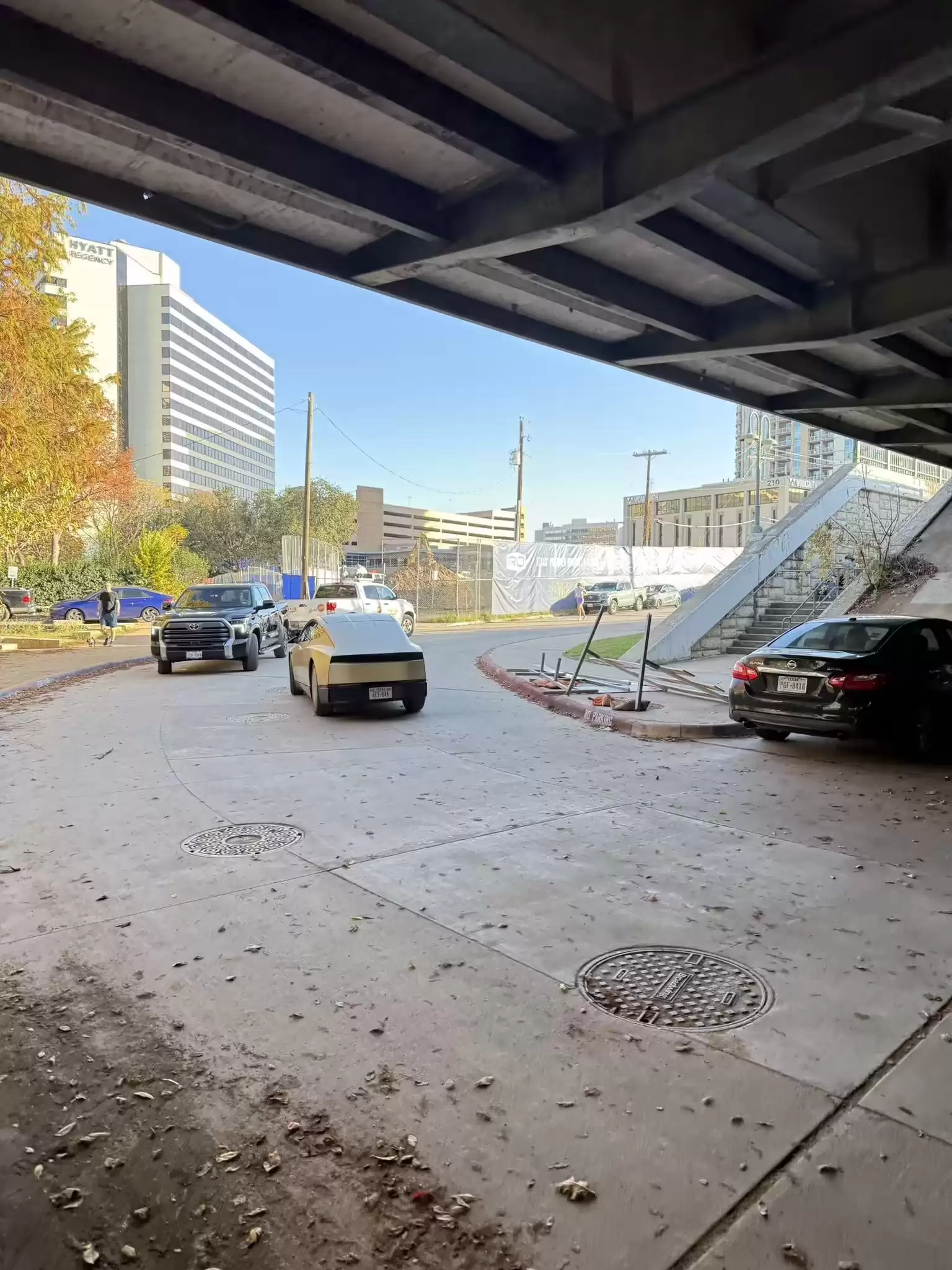 特斯拉无方向盘Cybercab自动驾驶出租车上路首次被拍