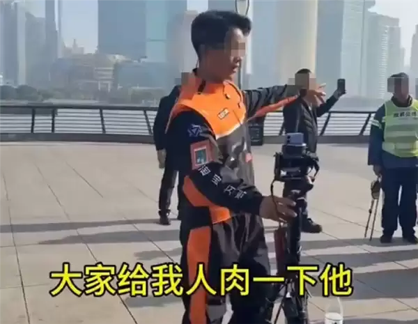 网红穿骑手服直播影响秩序被驱赶 号召19000位粉丝“人肉”保安 官方通报