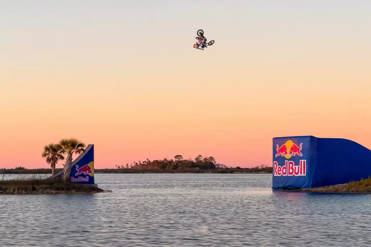 40+ 台苹果 iPhone 17 Pro Max 全程 4K 记录，围观红牛车手水上飞车