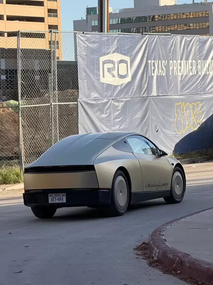 历史性一刻：特斯拉无方向盘 Cybercab 自动驾驶出租车上路首次被拍