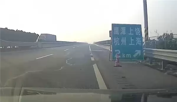 感冒发烧吃药后上路撞车 司机:前一秒清醒 一下子就昏了
