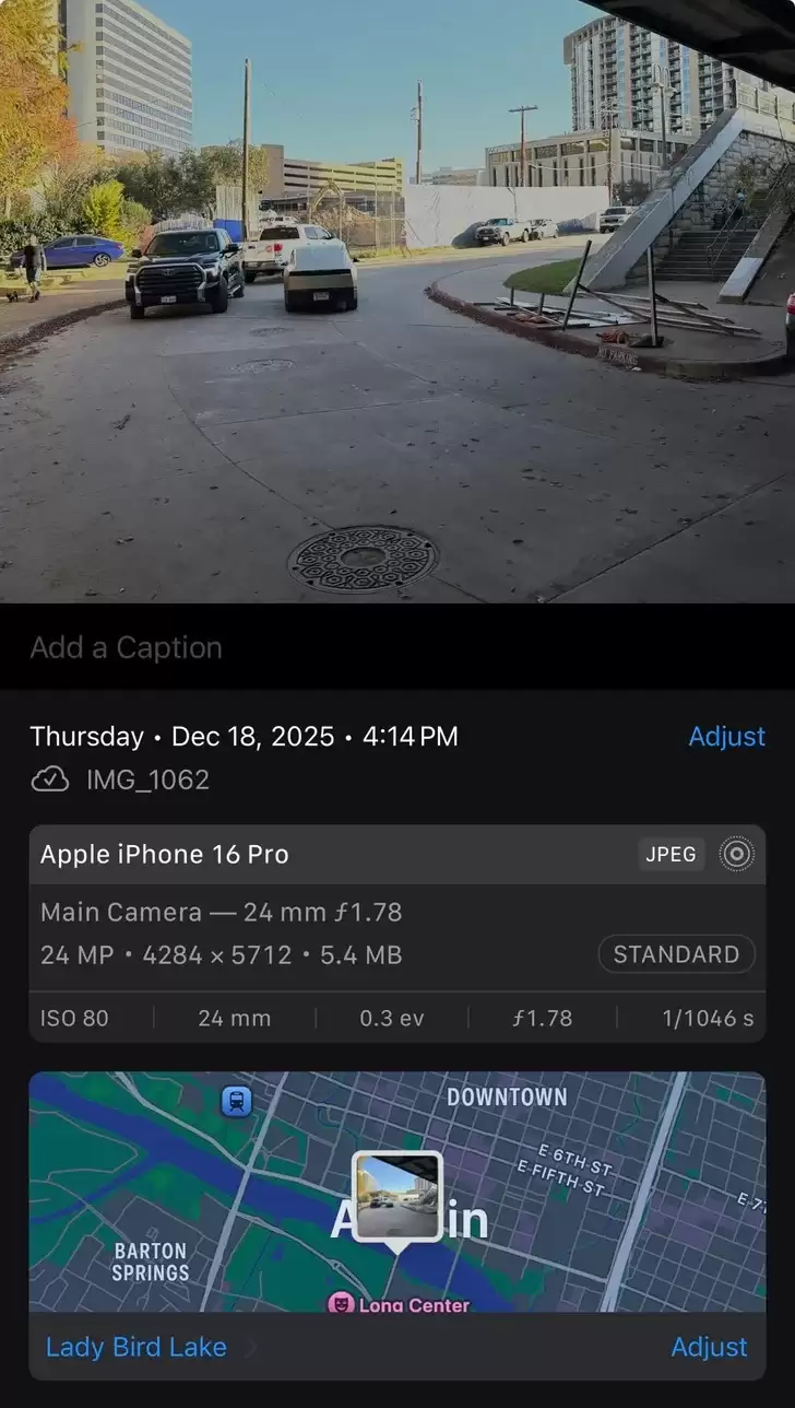 历史性一刻：特斯拉无方向盘 Cybercab 自动驾驶出租车上路首次被拍