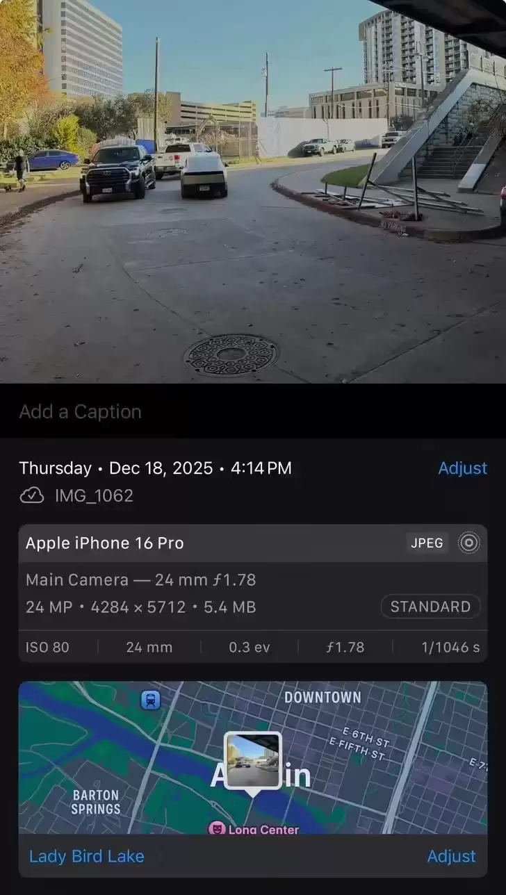特斯拉无方向盘Cybercab自动驾驶出租车上路首次被拍