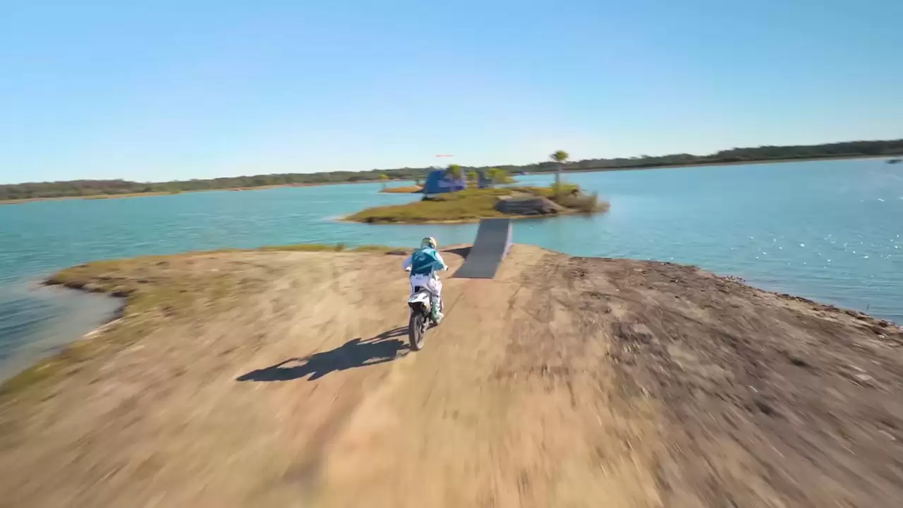 40+ 台苹果 iPhone 17 Pro Max 全程 4K 记录，围观红牛车手水上飞车