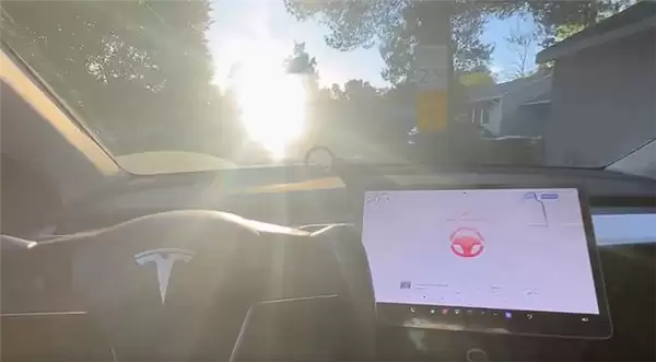 强光干扰新解:微锥结构+动态调节提升自动驾驶视觉可靠性