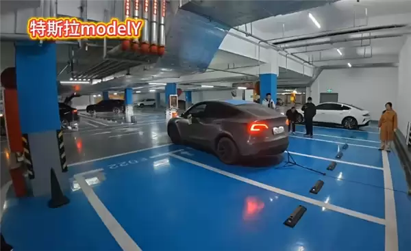 车位内放一铁架子 多款热门车实测自动泊车:只有特斯拉没翻车