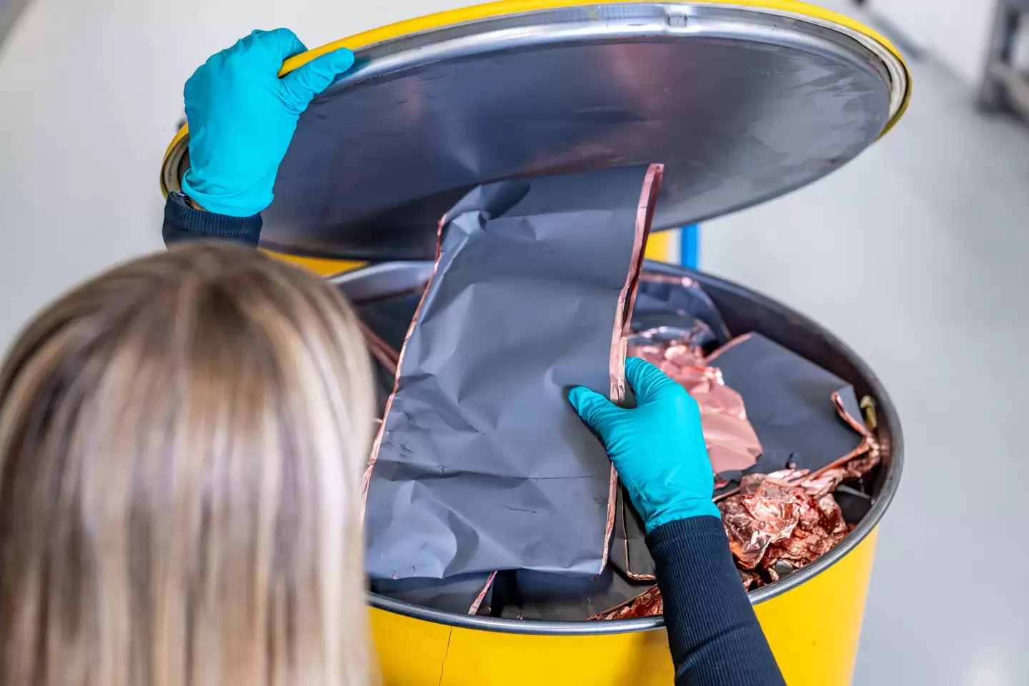 宝马电池直接回收中心宣布启用：机械拆解技术省却化学处理环节，年处理量将达数十吨级