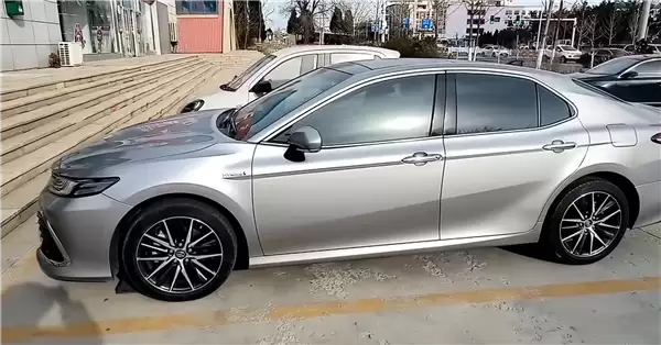 洒水车溅起石头砸损坏私家车 车主损失4千多！责任该咋判