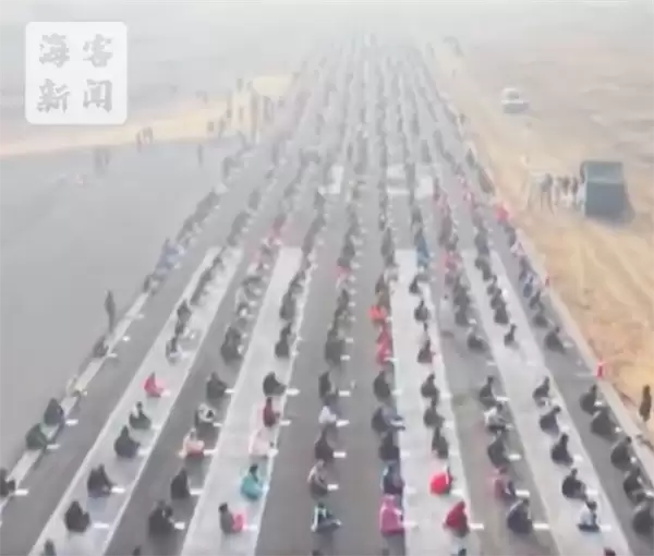 印度考公把机场跑道当考场：考生直接露天作答