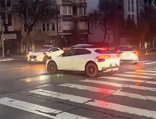  Waymo自动驾驶出现史诗级丑闻 博主：特斯拉FSD实测不会卡死