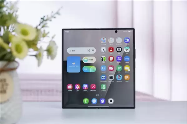 2026折叠屏大战！三星“阔折叠”对决苹果iPhone Fold