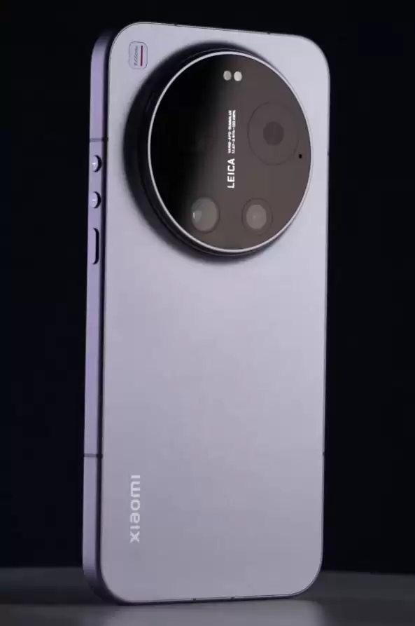 卢伟冰首秀小米 17 Ultra 真机：小米史上最薄的 Ultra，四款配色公开